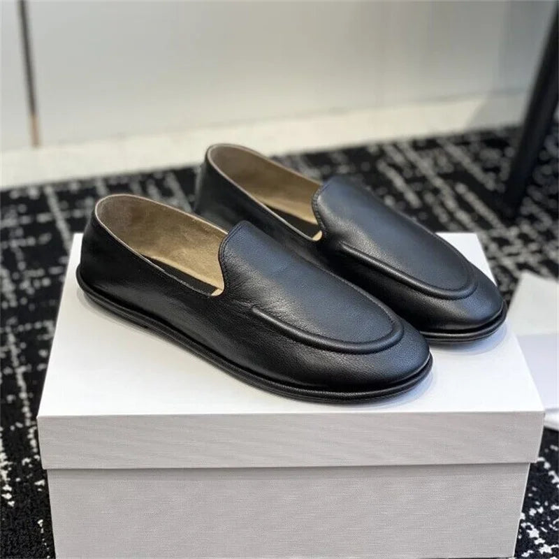 The new Lefu shoes are made of soft leather and feature a fitted silhouette with a classic circular scalp leather lining, which