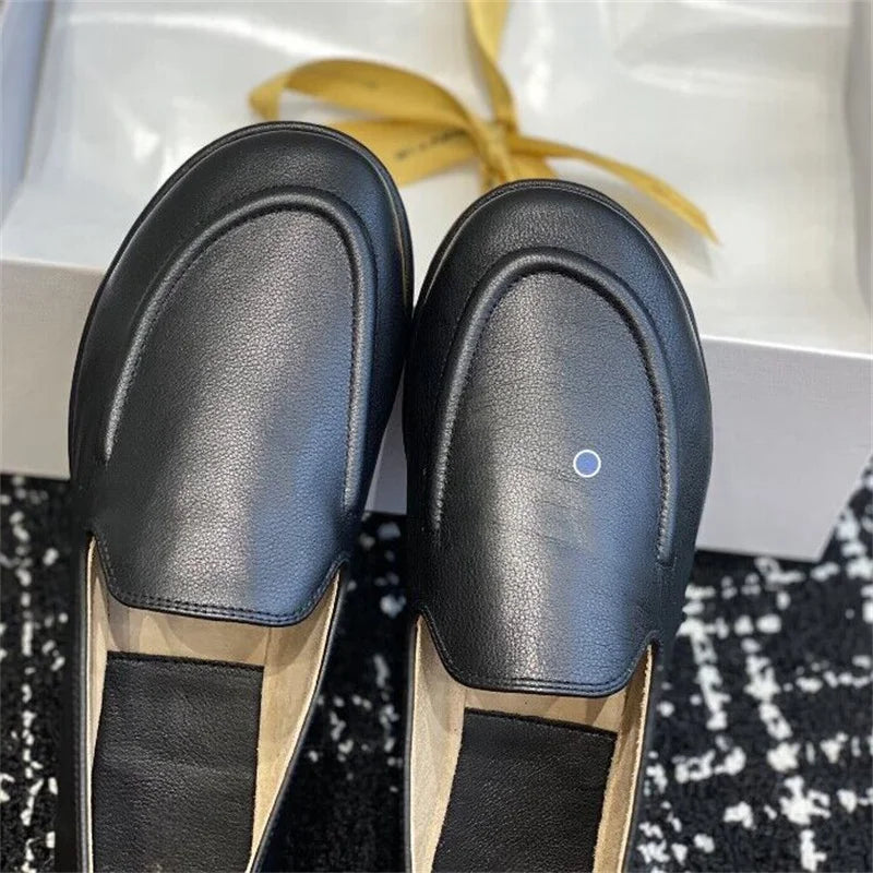 The new Lefu shoes are made of soft leather and feature a fitted silhouette with a classic circular scalp leather lining, which