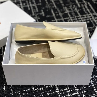 The new Lefu shoes are made of soft leather and feature a fitted silhouette with a classic circular scalp leather lining, which