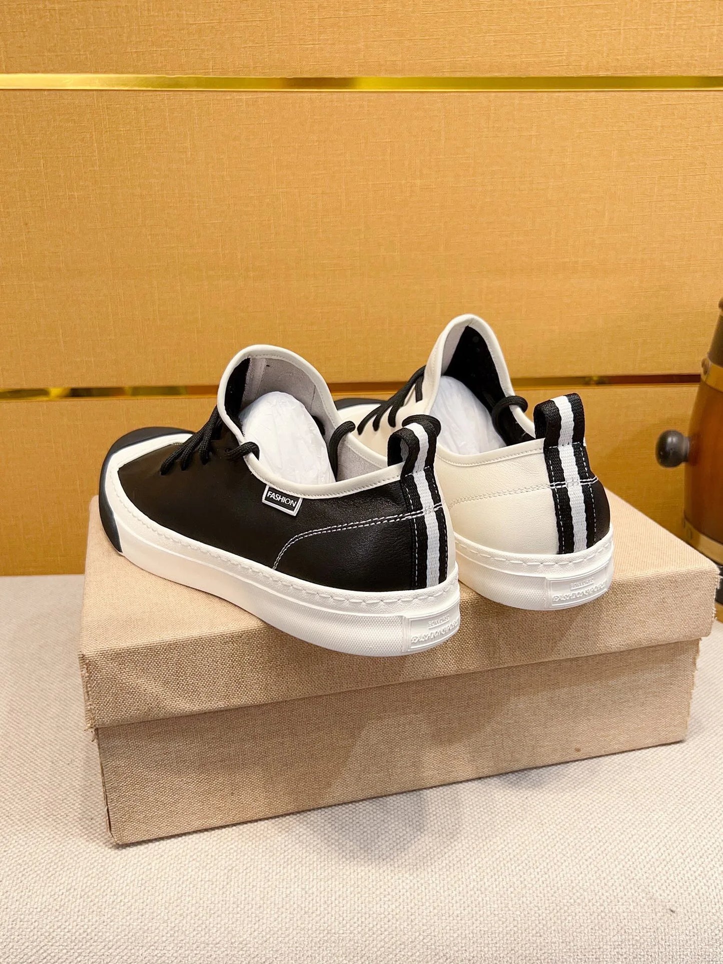 European Men's fashion Genuine leather Sports Lace-up classic Casual shoes sneakers Running shoes