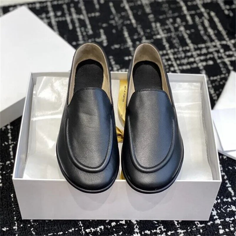 The new Lefu shoes are made of soft leather and feature a fitted silhouette with a classic circular scalp leather lining, which