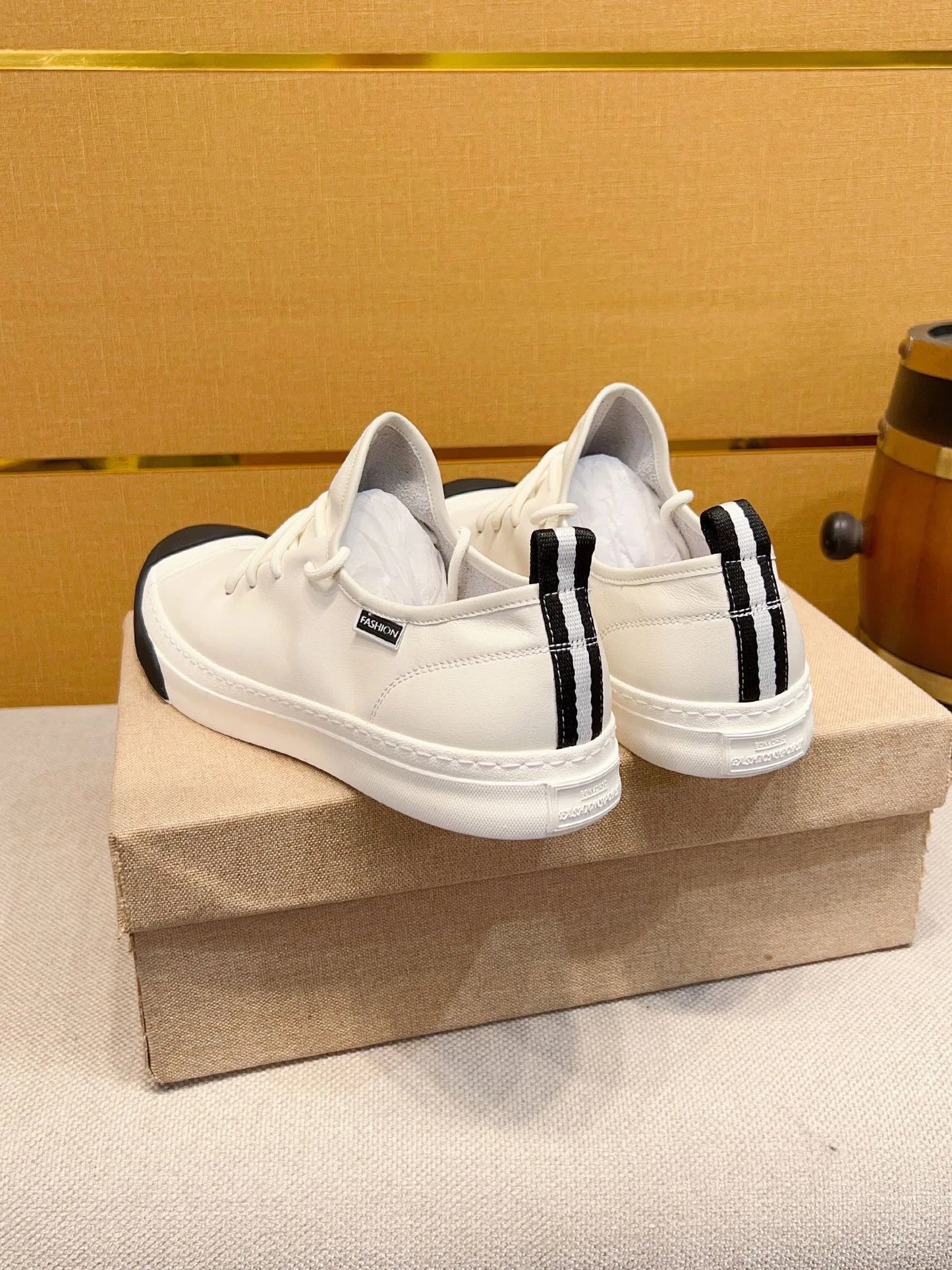 European Men's fashion Genuine leather Sports Lace-up classic Casual shoes sneakers Running shoes