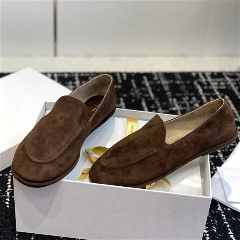 The new Lefu shoes are made of soft leather and feature a fitted silhouette with a classic circular scalp leather lining, which