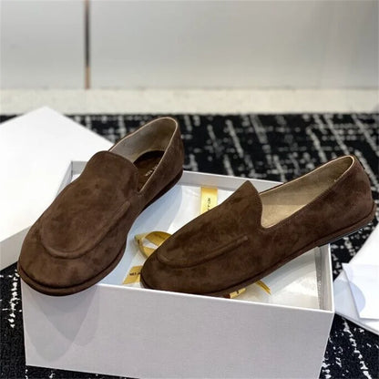 The new Lefu shoes are made of soft leather and feature a fitted silhouette with a classic circular scalp leather lining, which