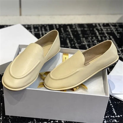 The new Lefu shoes are made of soft leather and feature a fitted silhouette with a classic circular scalp leather lining, which