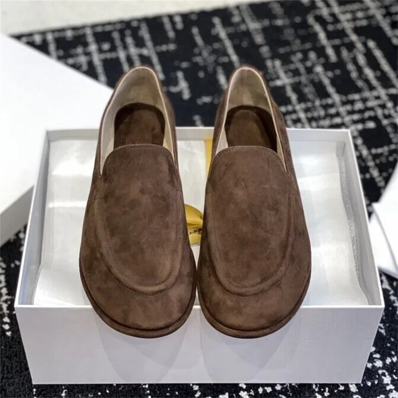 The new Lefu shoes are made of soft leather and feature a fitted silhouette with a classic circular scalp leather lining, which