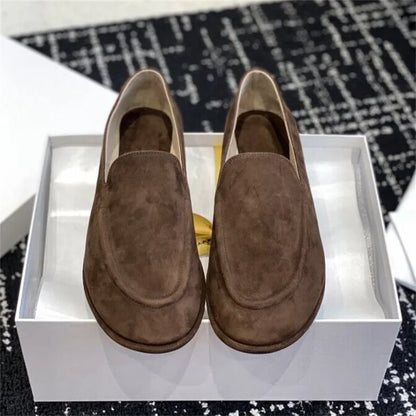 The new Lefu shoes are made of soft leather and feature a fitted silhouette with a classic circular scalp leather lining, which