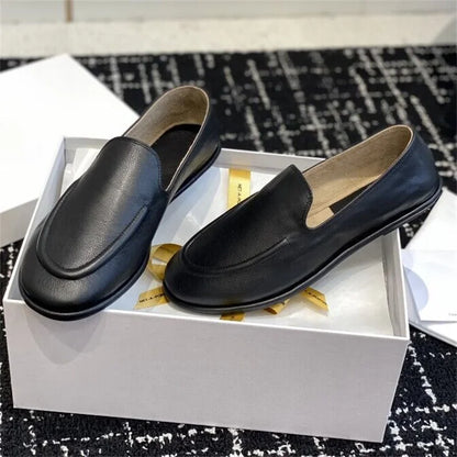 The new Lefu shoes are made of soft leather and feature a fitted silhouette with a classic circular scalp leather lining, which