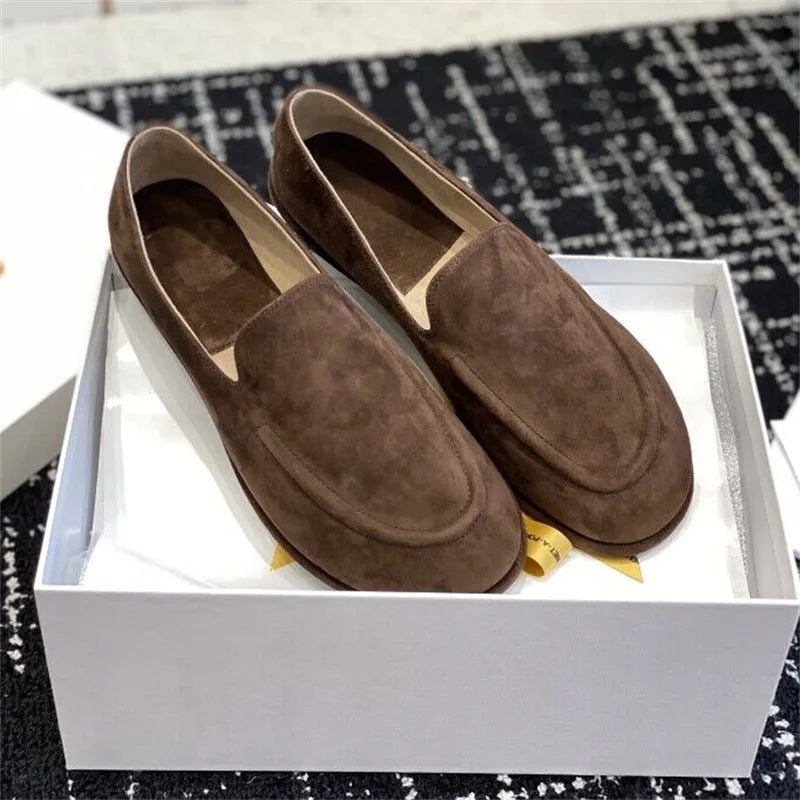 The new Lefu shoes are made of soft leather and feature a fitted silhouette with a classic circular scalp leather lining, which