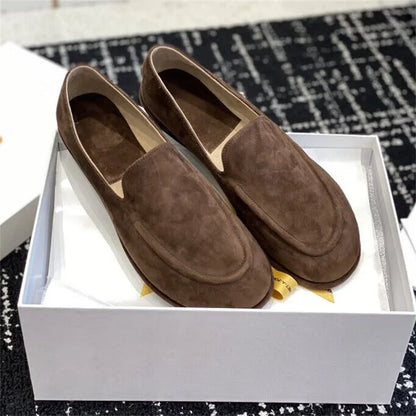 The new Lefu shoes are made of soft leather and feature a fitted silhouette with a classic circular scalp leather lining, which