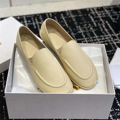 The new Lefu shoes are made of soft leather and feature a fitted silhouette with a classic circular scalp leather lining, which