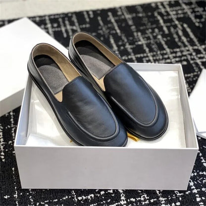 The new Lefu shoes are made of soft leather and feature a fitted silhouette with a classic circular scalp leather lining, which