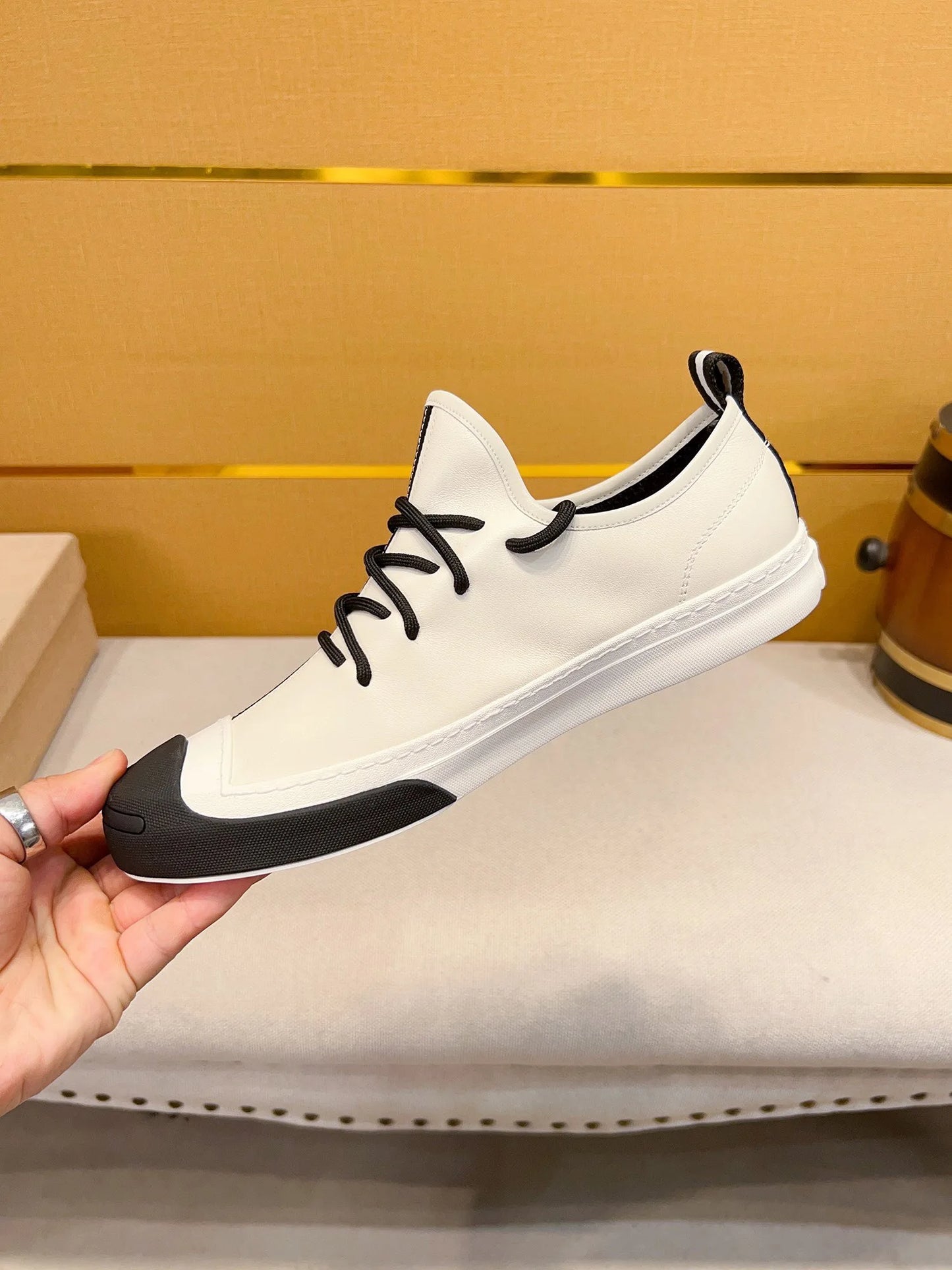 European Men's fashion Genuine leather Sports Lace-up classic Casual shoes sneakers Running shoes