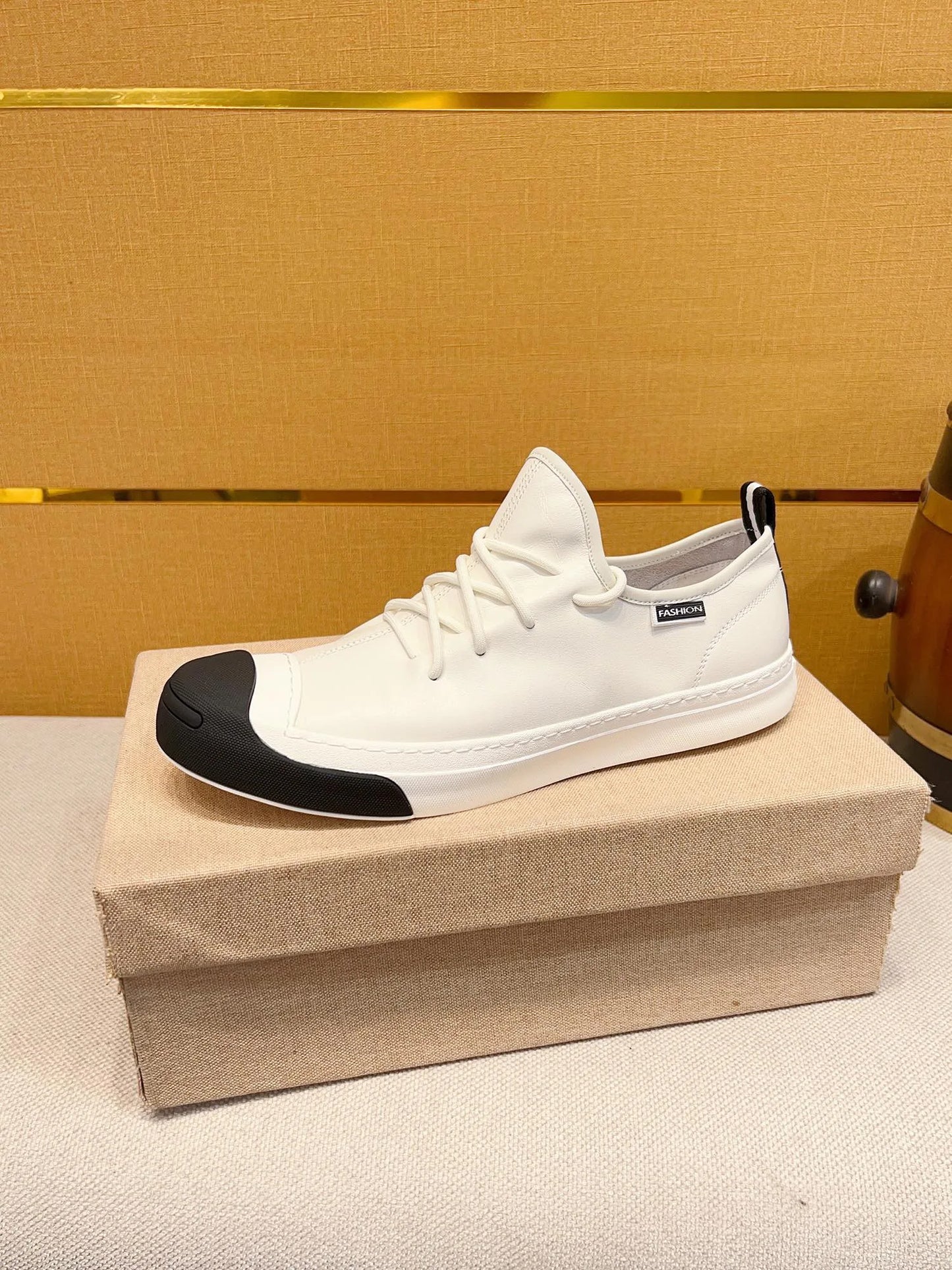 European Men's fashion Genuine leather Sports Lace-up classic Casual shoes sneakers Running shoes