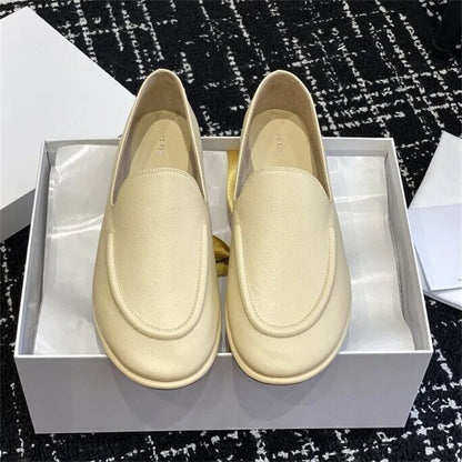 The new Lefu shoes are made of soft leather and feature a fitted silhouette with a classic circular scalp leather lining, which