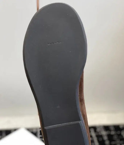 The new Lefu shoes are made of soft leather and feature a fitted silhouette with a classic circular scalp leather lining, which